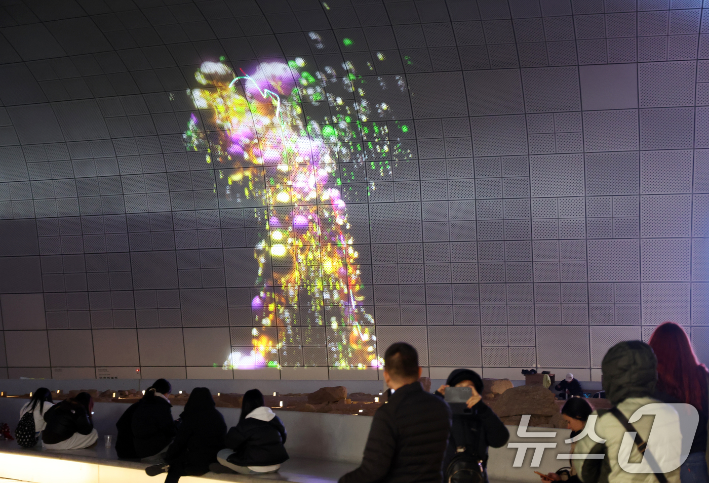 (서울=뉴스1) 김명섭 기자 = 20일 서울 동대문구 DDP(동대문디자인플라자)에서 미디어아트쇼 '드림 인 라이트'가 개막돼 서울의 밤을 밝히고 있다. 이날 부터 30일 까지 매일 …