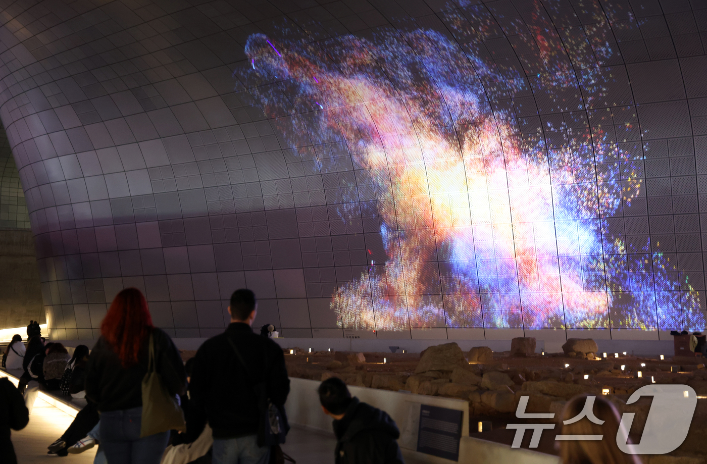 (서울=뉴스1) 김명섭 기자 = 20일 서울 동대문구 DDP(동대문디자인플라자)에서 미디어아트쇼 '드림 인 라이트'가 개막돼 서울의 밤을 밝히고 있다. 이날 부터 30일 까지 매일 …