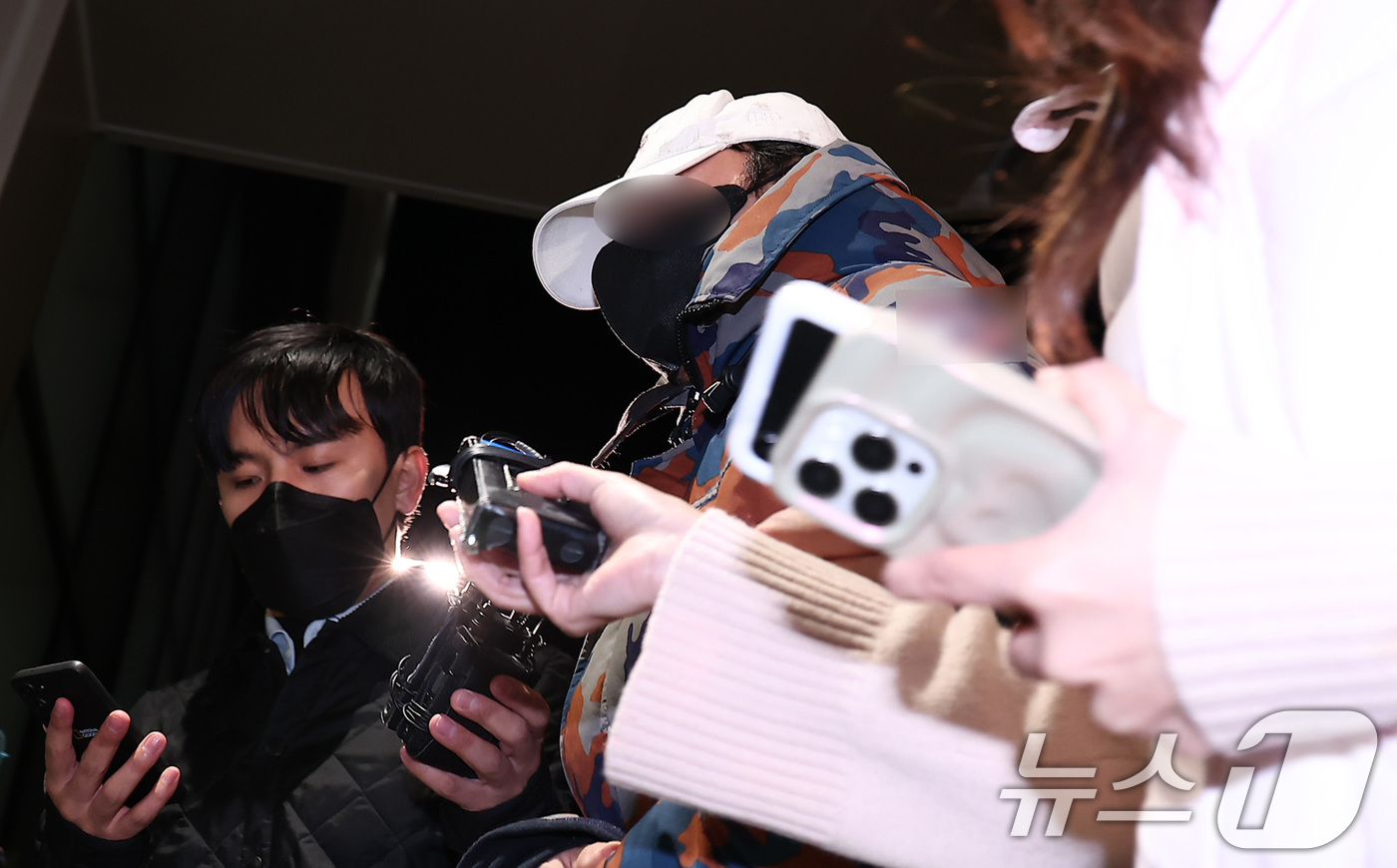 (서울=뉴스1) 김성진 기자 = '도이치모터스 주가조작 의혹' 공범 이 모 씨가 20일 충주휴게소에서 체포돼 서울 종로구 광화문 KT 빌딩에 마련된 김건희 특검(특별검사 민중기) …