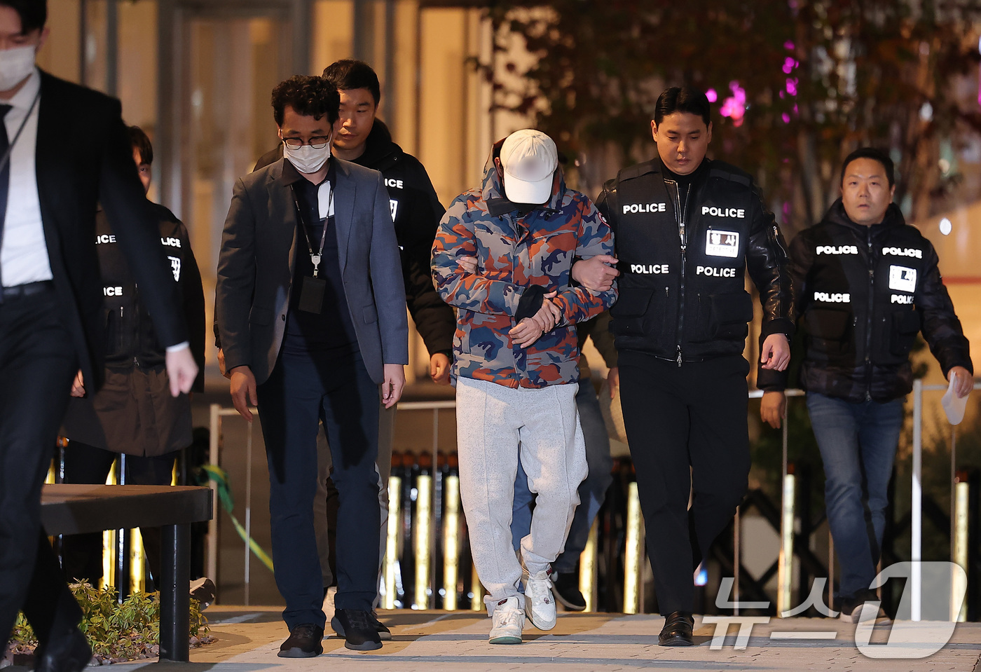 (서울=뉴스1) 김성진 기자 = '도이치모터스 주가조작 의혹' 공범 이 모 씨가 20일 충주휴게소에서 체포돼 서울 종로구 광화문 KT 빌딩에 마련된 김건희 특검(특별검사 민중기) …