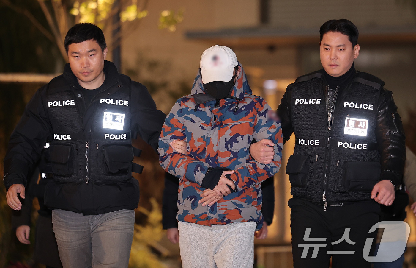 (서울=뉴스1) 김성진 기자 = '도이치모터스 주가조작 의혹' 공범 이 모 씨가 20일 충주휴게소에서 체포돼 서울 종로구 광화문 KT 빌딩에 마련된 김건희 특검(특별검사 민중기) …