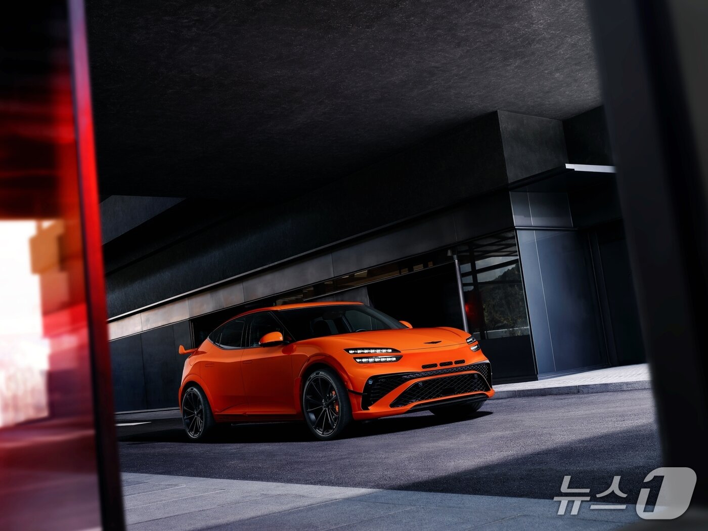 본문 이미지 -  제네시스는 20일&#40;현지시간&#41; 프랑스 남부 르 카스텔레&#40;Le Castellet&#41; 지역에 위치한 폴 리카르 서킷에서 &#39;마그마 월드 프리미어&#39; 행사를 개최하고 브랜드 최초의 고성능 모델 &#39;GV60 마그마&#39;&#40;GV60 Magma&#41;를 처음으로 공개했다.&#40;제네시스 제공&#41;