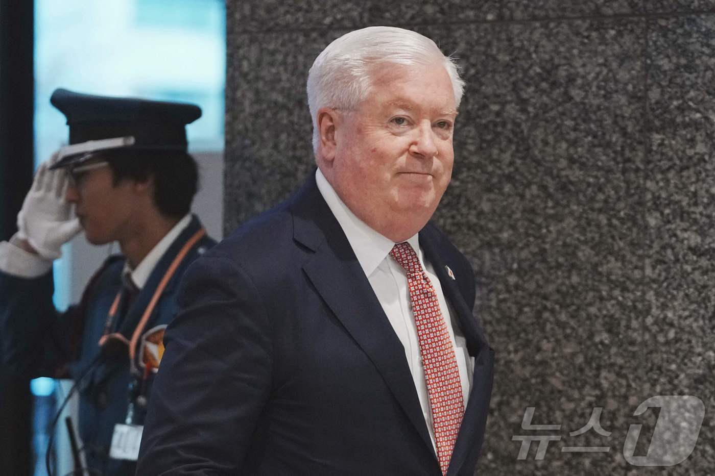 (도쿄 AFP=뉴스1) 김지완 기자 = 20일 조지 글라스 주일 미국대사가 모테기 도시미쓰 일본 외무상을 만나러 도쿄 외무성 청사에 들어오고 있다. 2025.11.20ⓒ AFP=뉴 …