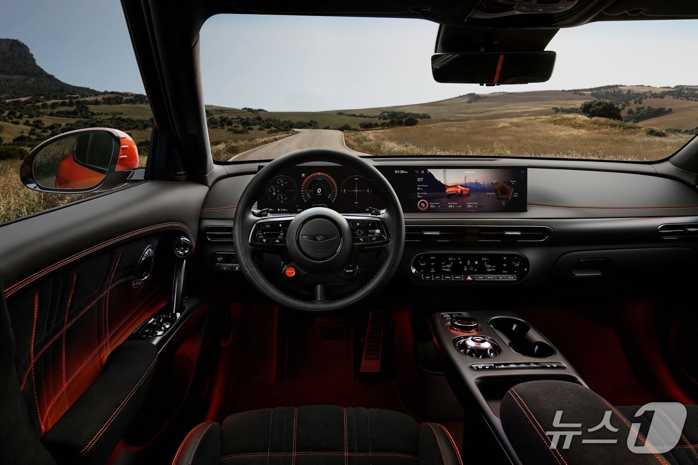 본문 이미지 -  제네시스는 20일&#40;현지시간&#41; 프랑스 남부 르 카스텔레&#40;Le Castellet&#41; 지역에 위치한 폴 리카르 서킷에서 &#39;마그마 월드 프리미어&#39; 행사를 개최하고 브랜드 최초의 고성능 모델 &#39;GV60 마그마&#39;&#40;GV60 Magma&#41;를 처음으로 공개했다.&#40;제네시스 제공&#41;