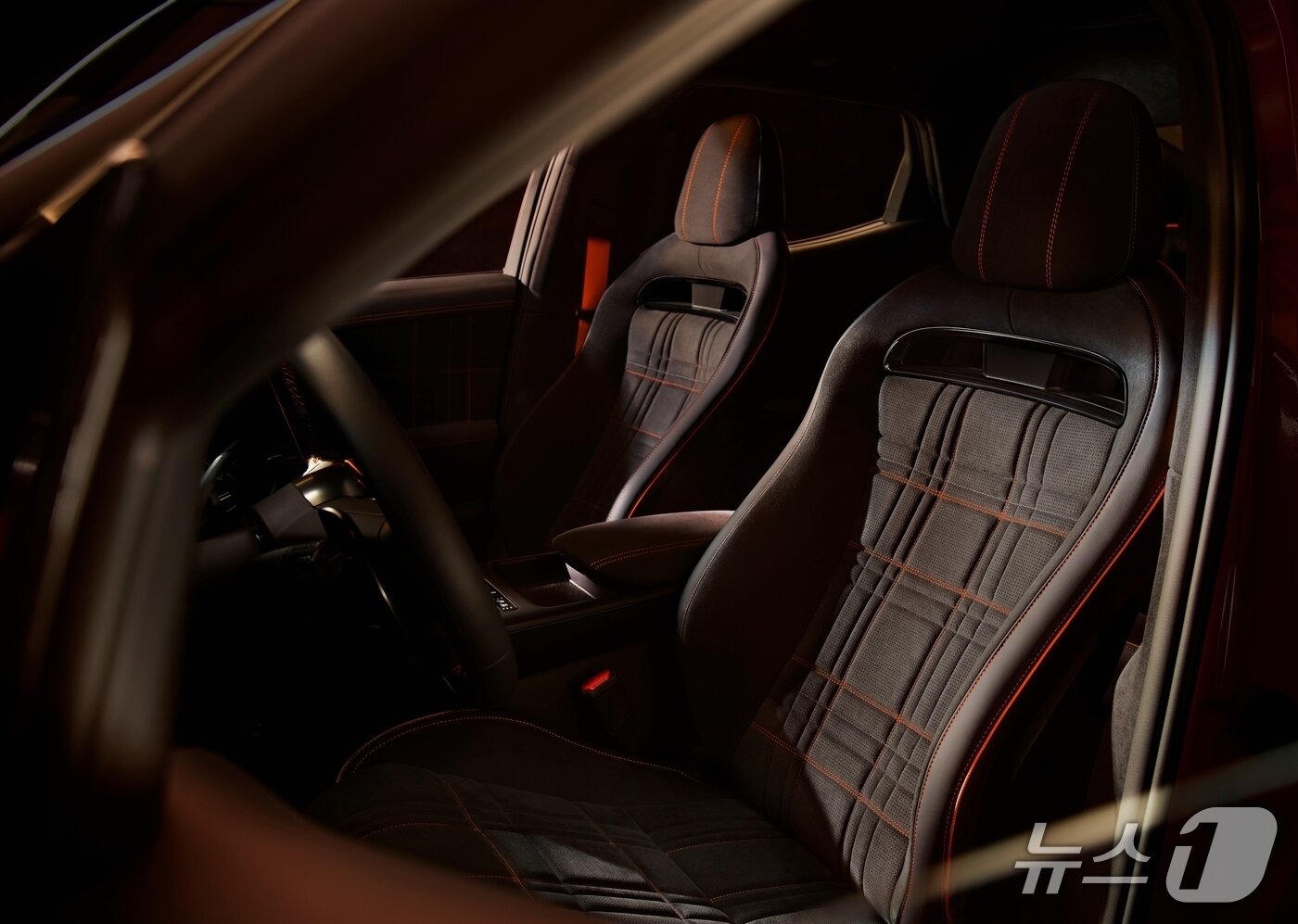 본문 이미지 -  제네시스는 20일&#40;현지시간&#41; 프랑스 남부 르 카스텔레&#40;Le Castellet&#41; 지역에 위치한 폴 리카르 서킷에서 &#39;마그마 월드 프리미어&#39; 행사를 개최하고 브랜드 최초의 고성능 모델 &#39;GV60 마그마&#39;&#40;GV60 Magma&#41;를 처음으로 공개했다.&#40;제네시스 제공&#41;