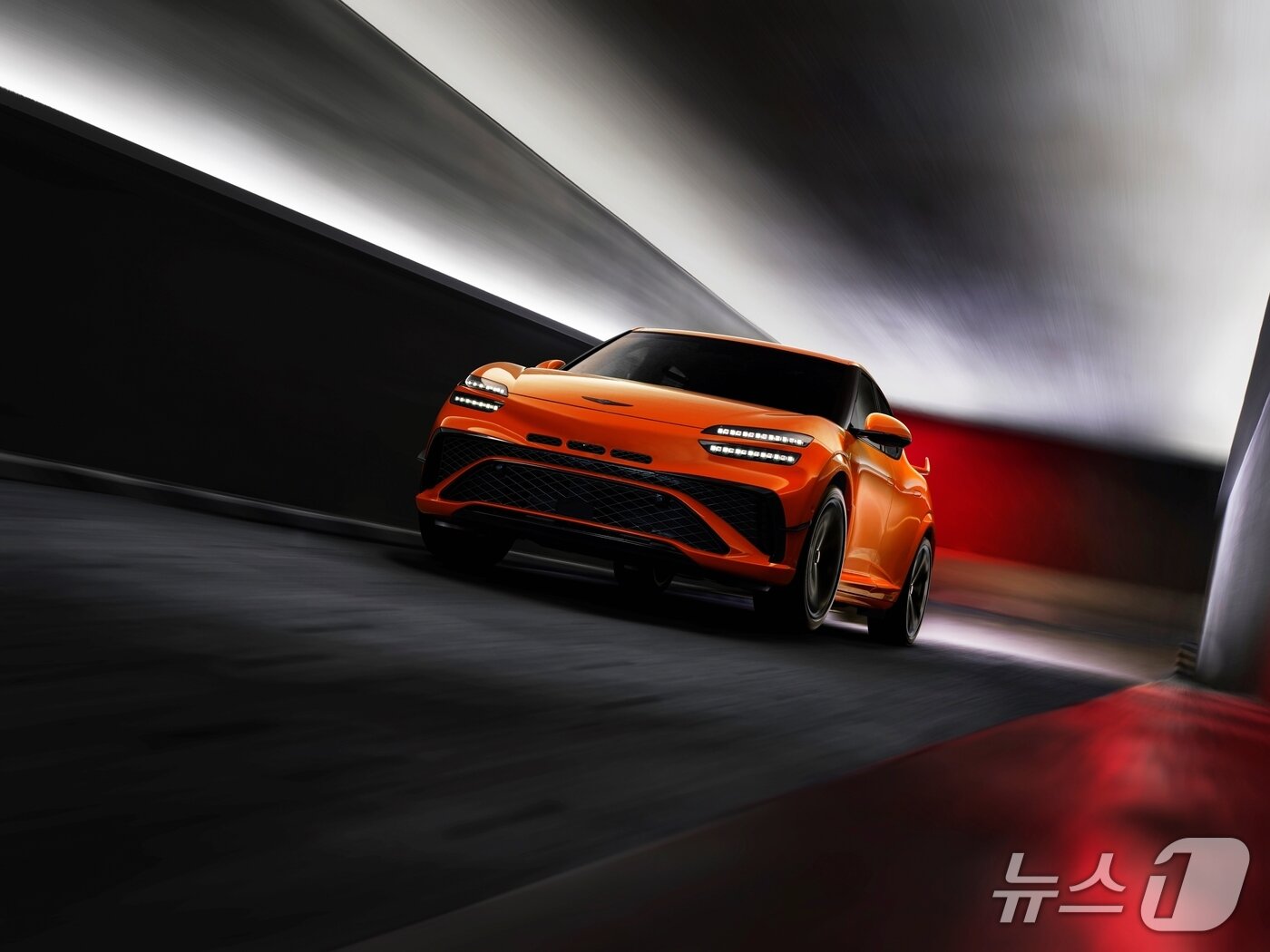 본문 이미지 -  제네시스는 20일&#40;현지시간&#41; 프랑스 남부 르 카스텔레&#40;Le Castellet&#41; 지역에 위치한 폴 리카르 서킷에서 &#39;마그마 월드 프리미어&#39; 행사를 개최하고 브랜드 최초의 고성능 모델 &#39;GV60 마그마&#39;&#40;GV60 Magma&#41;를 처음으로 공개했다.&#40;제네시스 제공&#41;