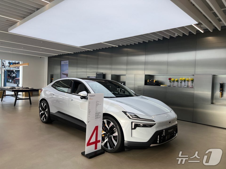 본문 이미지 - 서울 용산 한남동 소재 폴스타 서울 스페이스에 폴스타의 중형 전기 SUV &#39;폴스타 4&#39;가 전시된 모습. 2025.11.20/뉴스1 김성식 기자