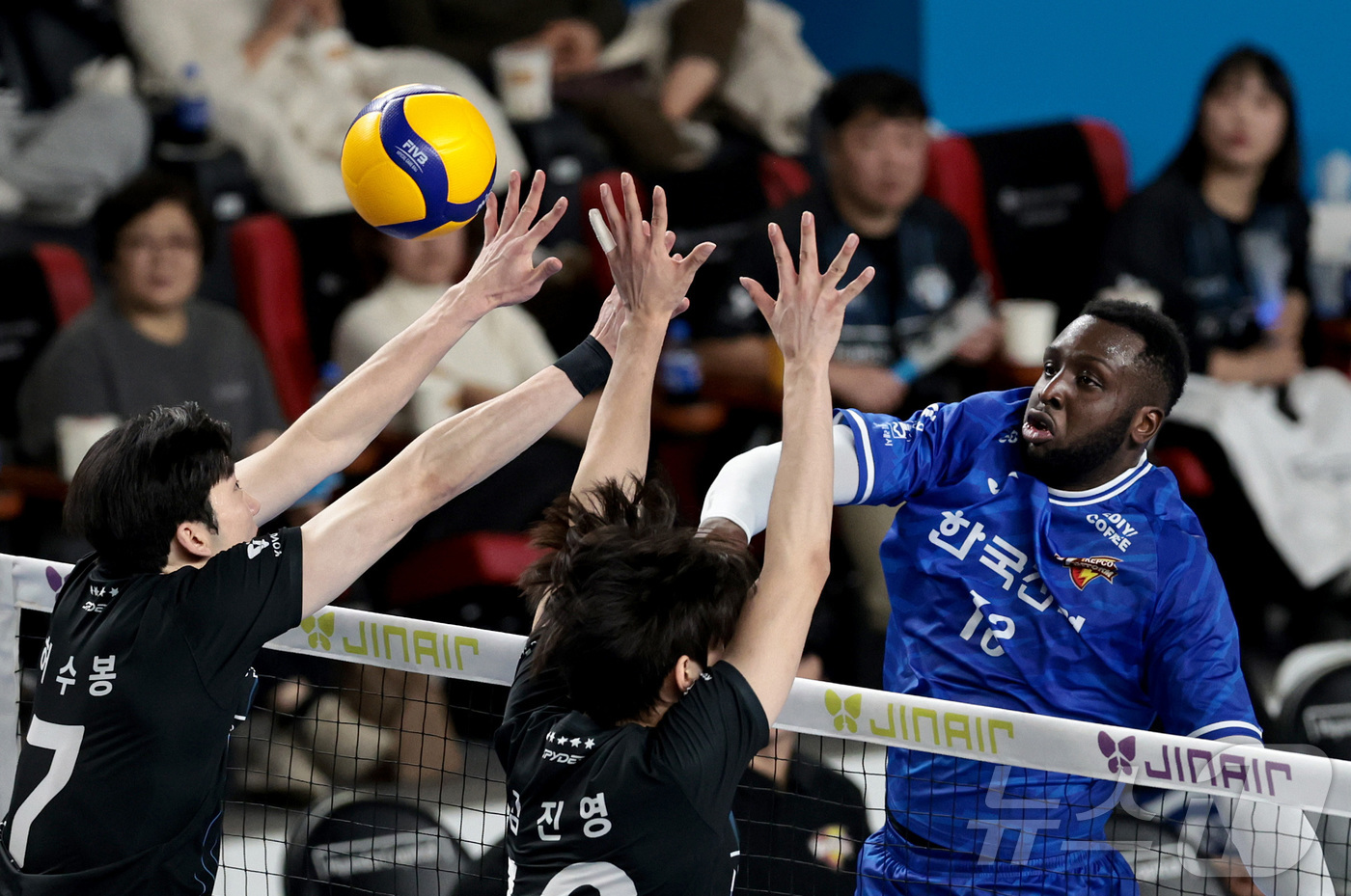 (서울=뉴스1) = 한국전력 베논이 20일 충남 천안유관순체육관에서 열린 진에어 2025-26 V-리그 프로배구대회 현대캐피탈과 한국전력의 경기에서 스파이크를 때리고 있다. (한국 …