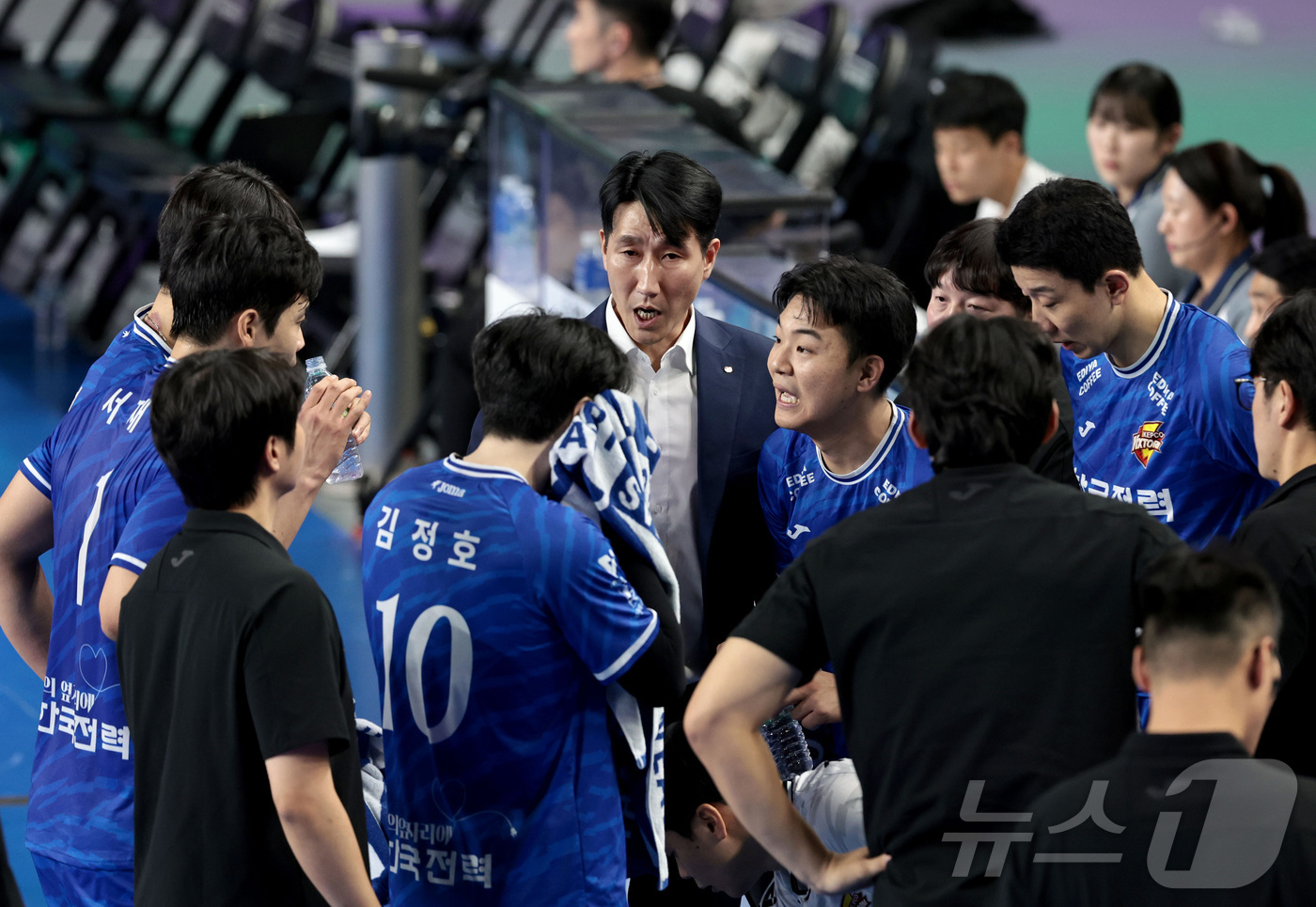 (서울=뉴스1) = 한국전력 권영민 감독이 20일 충남 천안유관순체육관에서 열린 진에어 2025-26 V-리그 프로배구대회 현대캐피탈과 한국전력의 경기에서 선수들에게 작전 지시를 …