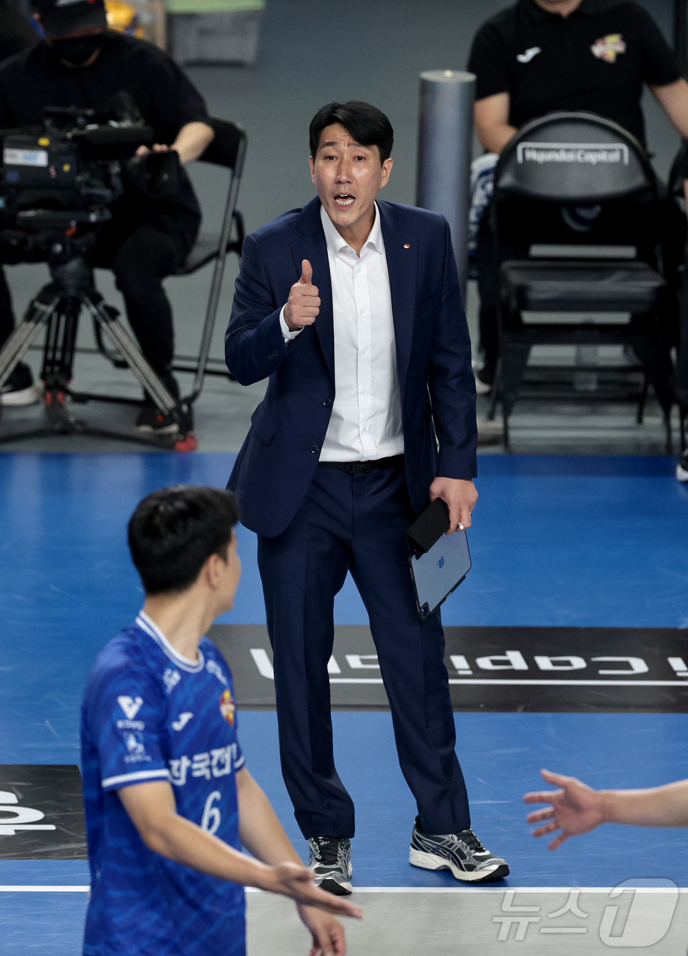 (서울=뉴스1) = 한국전력 권영민 감독이 20일 충남 천안유관순체육관에서 열린 진에어 2025-26 V-리그 프로배구대회 현대캐피탈과 한국전력의 경기에서 선수들을 향해 엄지 손가 …