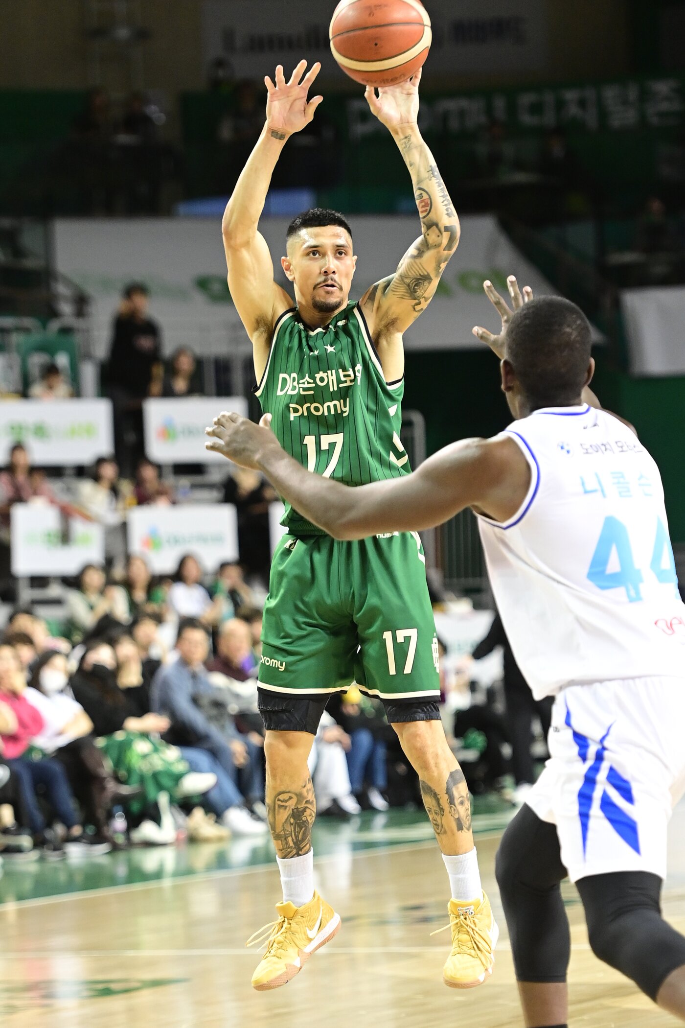본문 이미지 - 원주 DB 이선 알바노가 20일 원주DB프로미아레나에서 열린 2025-26 프로농구 서울 삼성과 홈 경기에서 26점 8리바운드 10어시스트 6스틸로 활약했다. (KBL 제공)