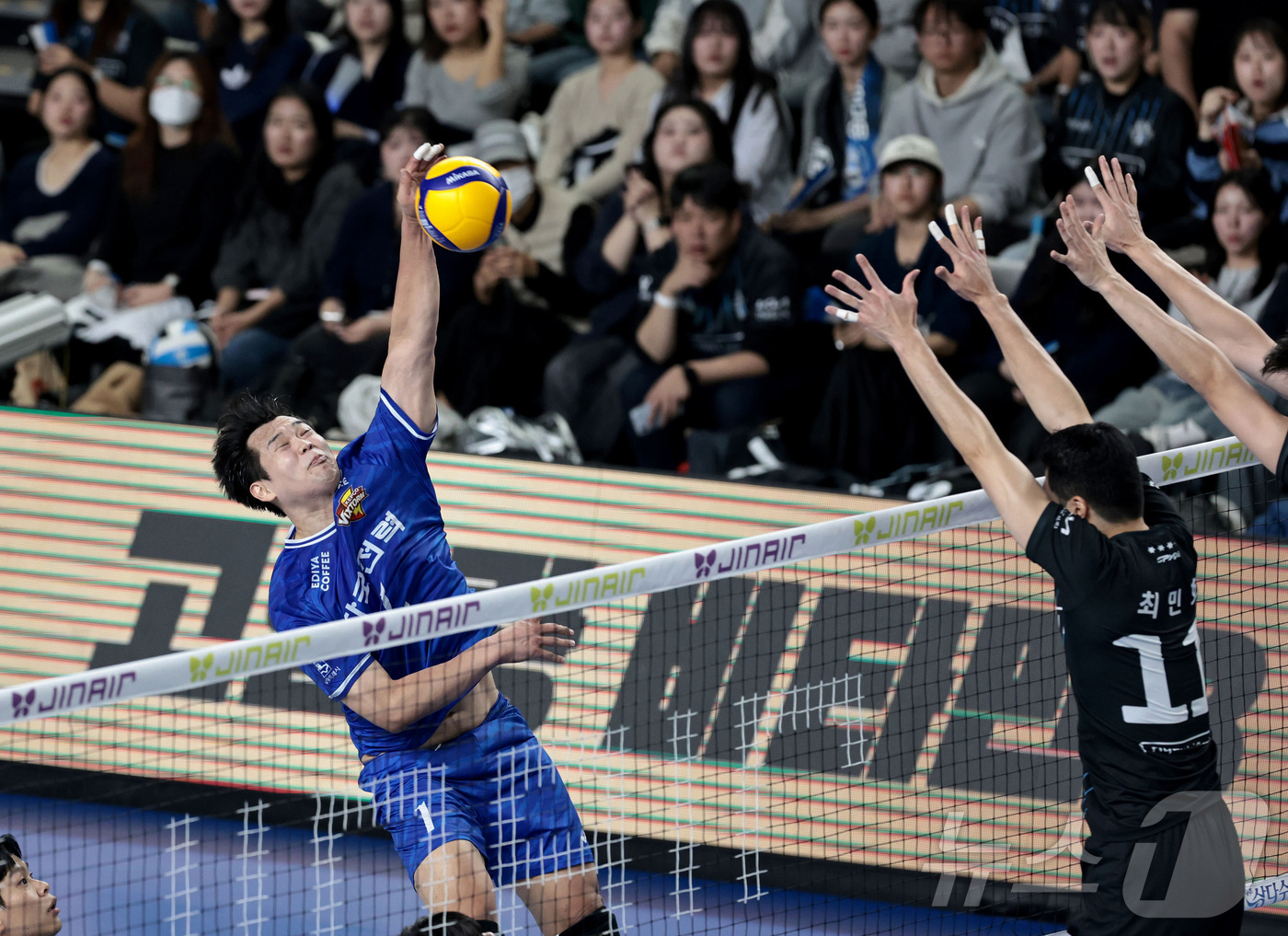 (서울=뉴스1) = 한국전력 서재덕이 20일 충남 천안유관순체육관에서 열린 진에어 2025-26 V-리그 프로배구대회 현대캐피탈과 한국전력의 경기에서 스파이크를 때리고 있다. (한 …