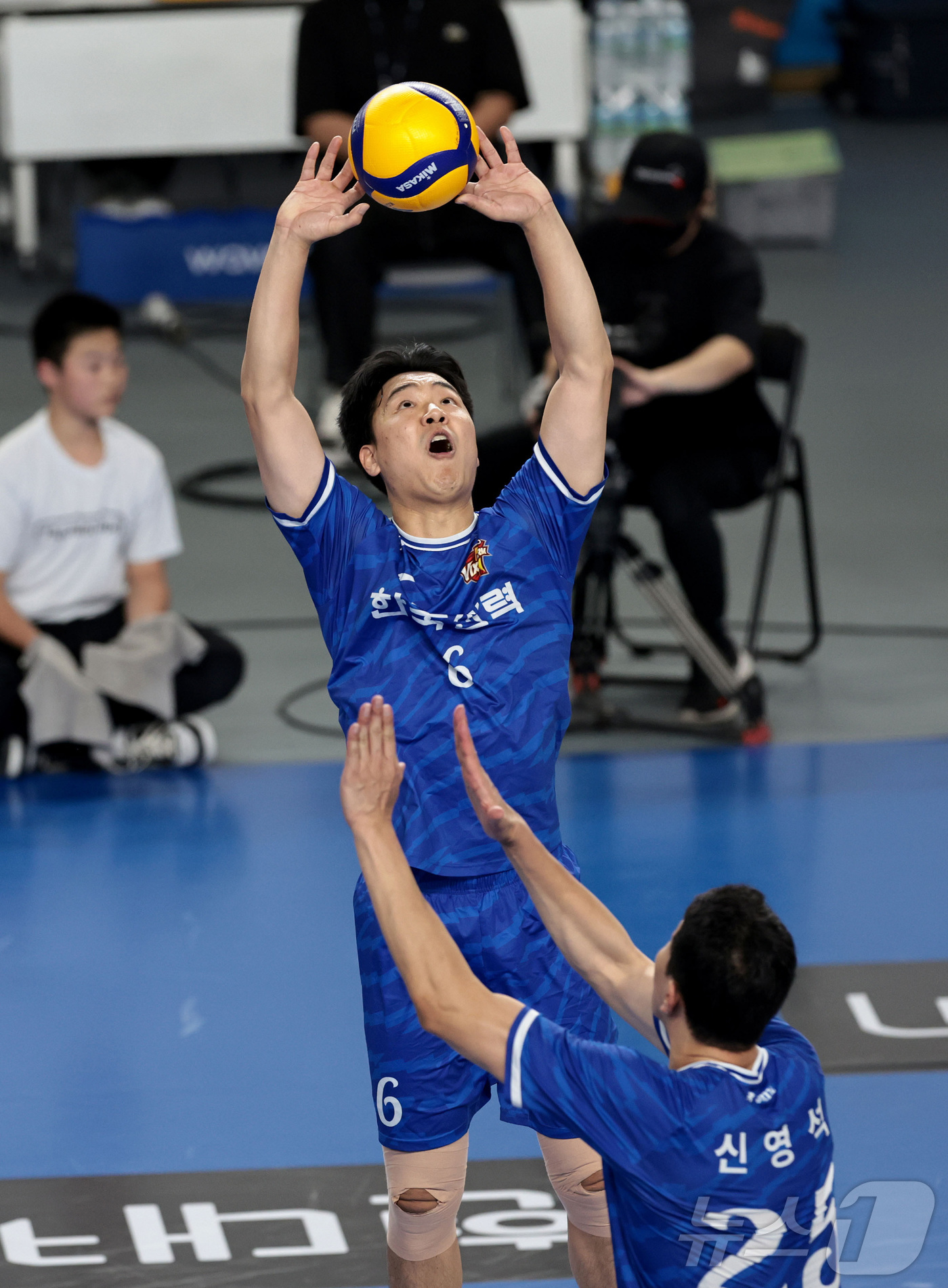 (서울=뉴스1) = 한국전력 하승우가 20일 충남 천안유관순체육관에서 열린 진에어 2025-26 V-리그 프로배구대회 현대캐피탈과 한국전력의 경기에서 토스하고 있다. (한국전력 배 …