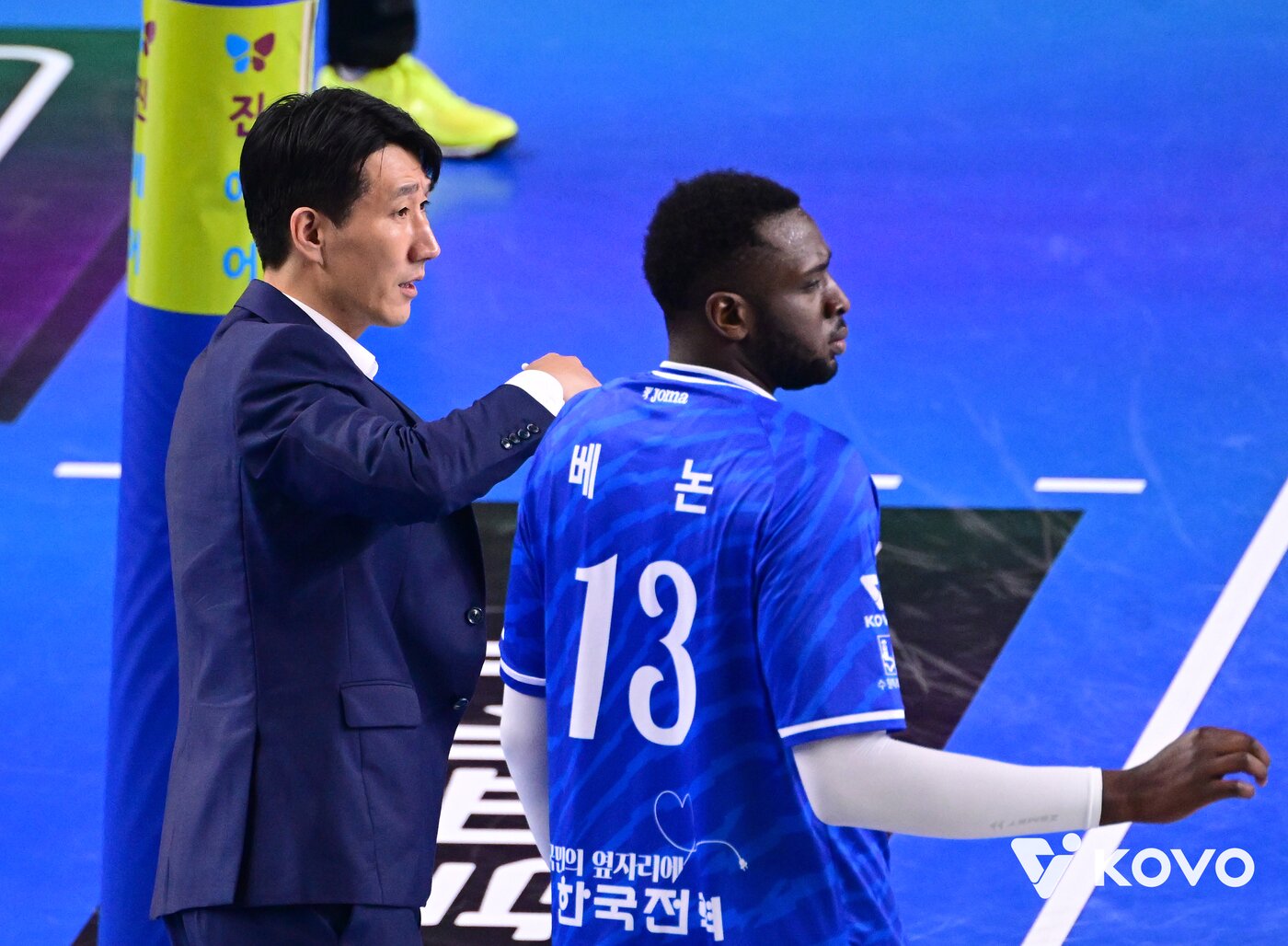 본문 이미지 - 권영민 한국전력 감독&#40;왼쪽&#41;과 외국인 선수 베논. &#40;KOVO 제공&#41;