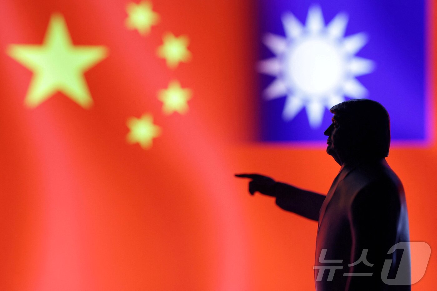 본문 이미지 - 3D 프린터로 제작된 도널드 트럼프 미국 대통령 모형 뒤로 중국 오성홍기와 대만 청천백일만지홍기가 보이는 일러스트. 2025.07.23 ⓒ 로이터=뉴스1 ⓒ News1 김지완 기자