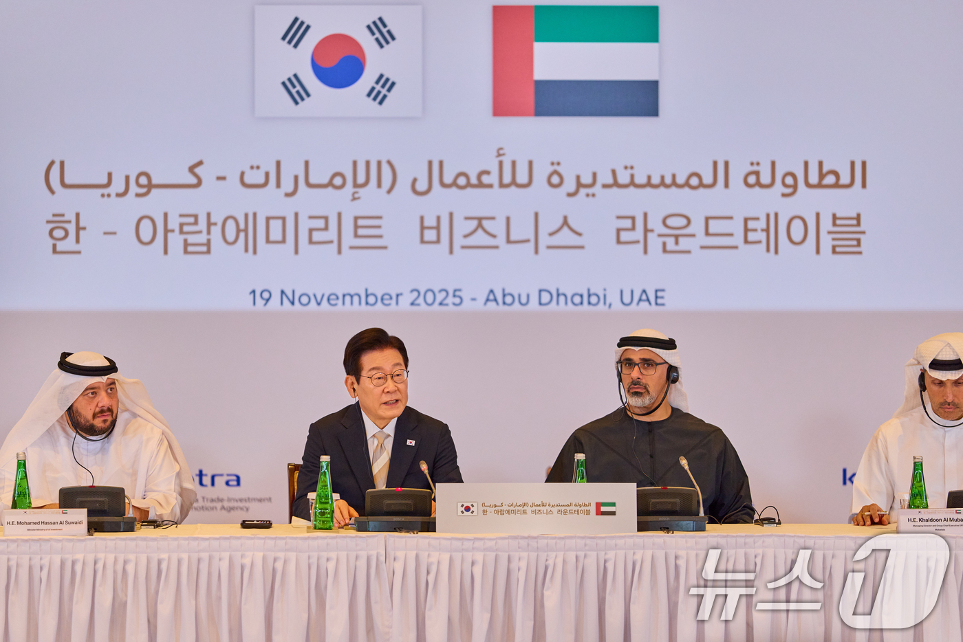 (서울=뉴스1) 허경 기자 = 아랍에미리트(UAE)를 국빈 방문 중인 이재명 대통령이 19일(현지 시간) 아부다비 한 호텔에서 열린 한-UAE 비즈니스 라운드테이블에서 발언하고 있 …
