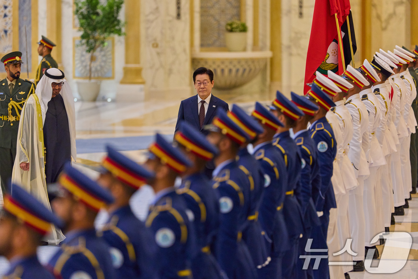 (서울=뉴스1) 허경 기자 = 아랍에미리트(UAE)를 국빈 방문 중인 이재명 대통령이 18일(현지 시간) 아부다비 카사르 알 와탄 대통령궁에서 열린 공식 환영식에서 무함마드 빈 자 …
