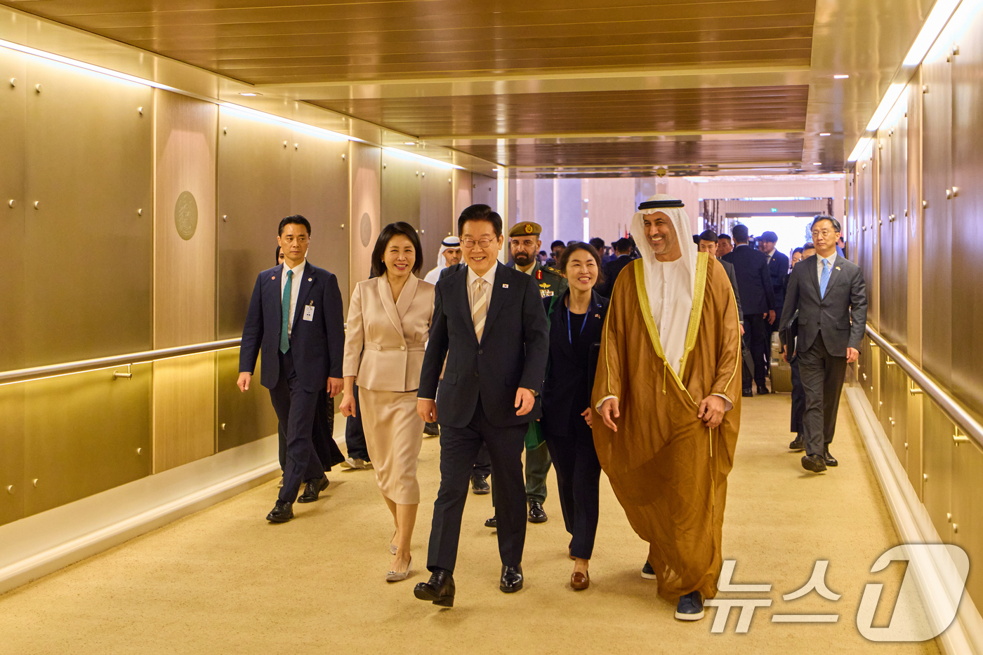 (서울=뉴스1) 허경 기자 = 아랍에미리트(UAE) 국빈 방문 일정을 마친 이재명 대통령과 김혜경 여사가 19일(현지 시간) 아부다비 왕립공항에서 이집트 카이로로 출발하기 위해 공 …