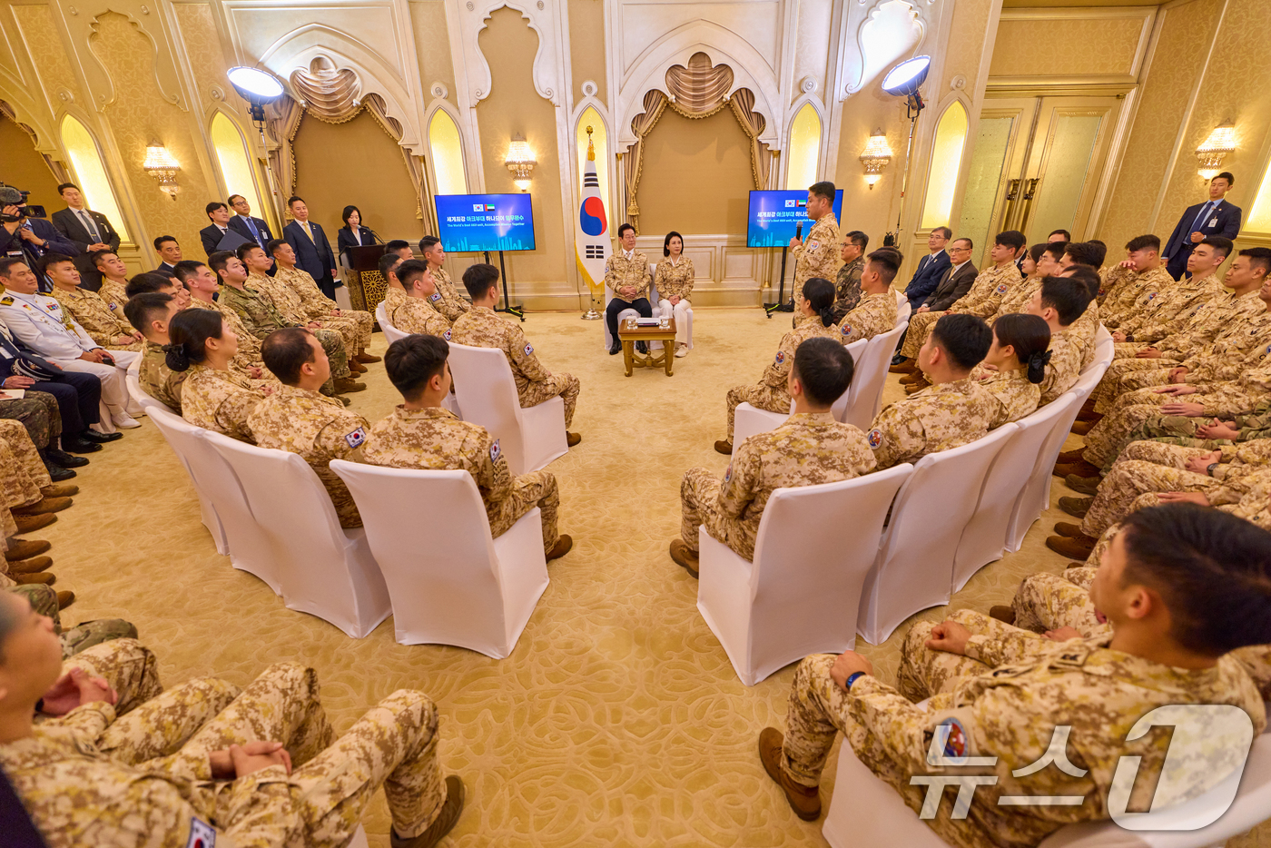 (서울=뉴스1) 허경 기자 = 아랍에미리트(UAE)를 국빈 방문 중인 이재명 대통령과 김혜경 여사가 19일(현지 시간) 아부다비 한 호텔에서 열린 아크부대 장병 격려 행사에서 참석 …