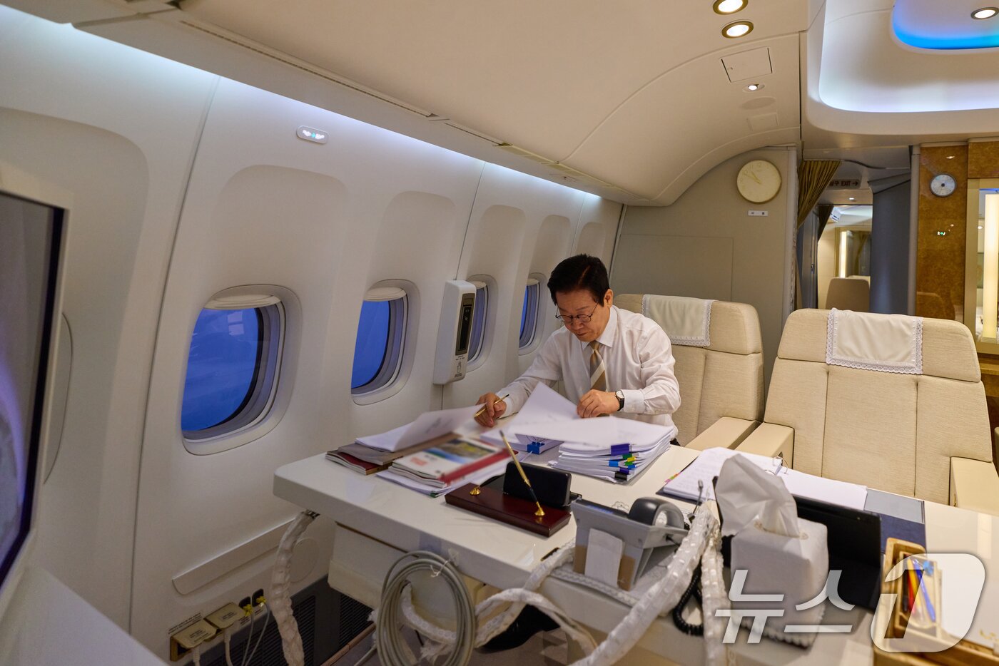 본문 이미지 - 이재명 대통령이 19일&#40;현지시간&#41; UAE 국빈 방문을 마치고 다음 순방지인 이집트로 향하는 공군 1호기 내에서 집무를 보고 있다. &#40;이재명 대통령 SNS. 재판매 및 DB 금지&#41; 2025.11.20/뉴스1 ⓒ News1 허경 기자
