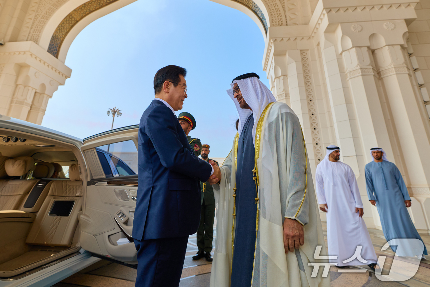 (서울=뉴스1) 허경 기자 = 아랍에미리트(UAE)를 국빈 방문 중인 이재명 대통령이 18일(현지 시간) 아부다비 카사르 알 와탄 대통령궁에서 열린 공식 환영식에서 무함마드 빈 자 …