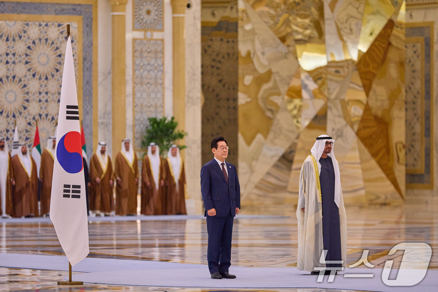 (서울=뉴스1) 허경 기자 = 아랍에미리트(UAE)를 국빈 방문 중인 이재명 대통령이 18일(현지 시간) 아부다비 카사르 알 와탄 대통령궁에서 열린 공식 환영식에서 무함마드 빈 자 …