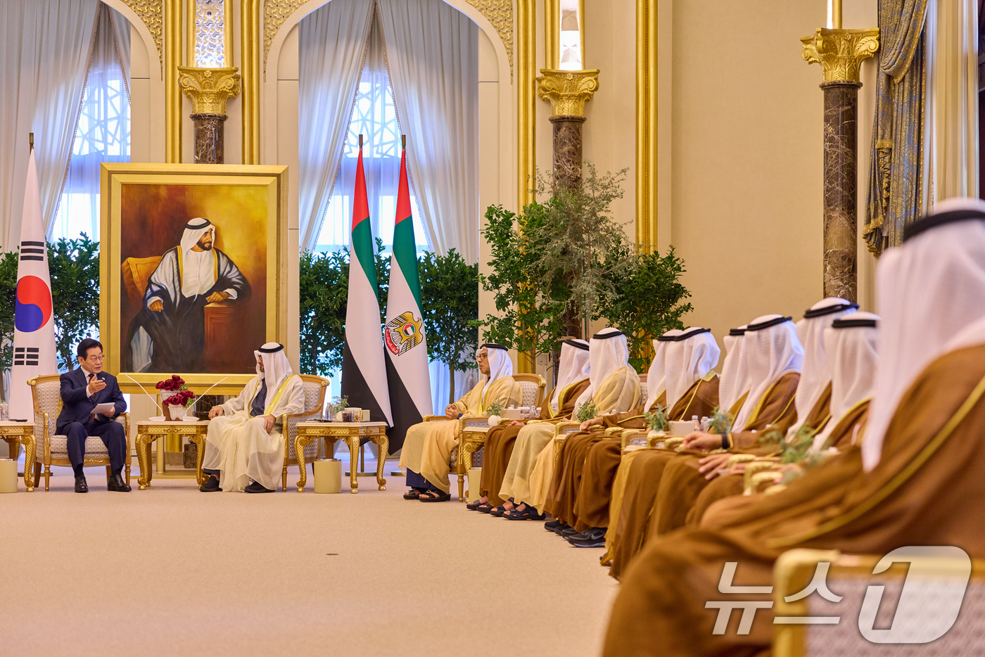 (서울=뉴스1) 허경 기자 = 아랍에미리트(UAE)를 국빈 방문 중인 이재명 대통령이 18일(현지 시간) 아부다비 카사르 알 와탄 대통령궁에서 무함마드 빈 자이드 알 나흐얀 UAE …