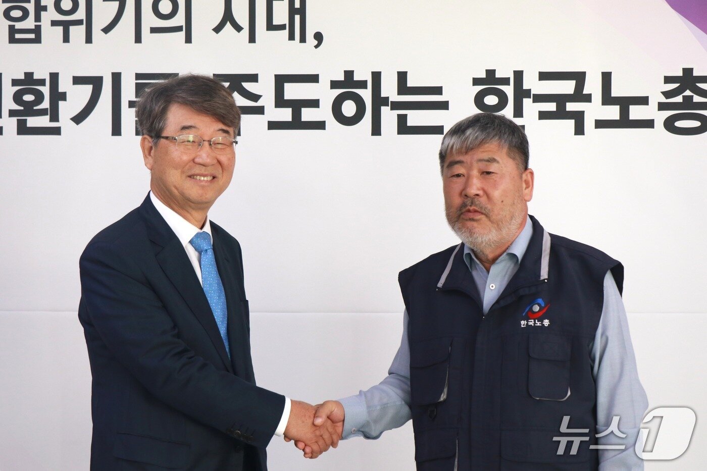 본문 이미지 - 김지형 경제사회노동위원회 위원장이 7일 취임 첫 대외행보로 한국노동조합총연맹을 방문해 김동명 한국노총 위원장과 기념촬영을 하고 있다. &#40;경제사회노동위원회 제공&#41; 2025.11.7 /뉴스1