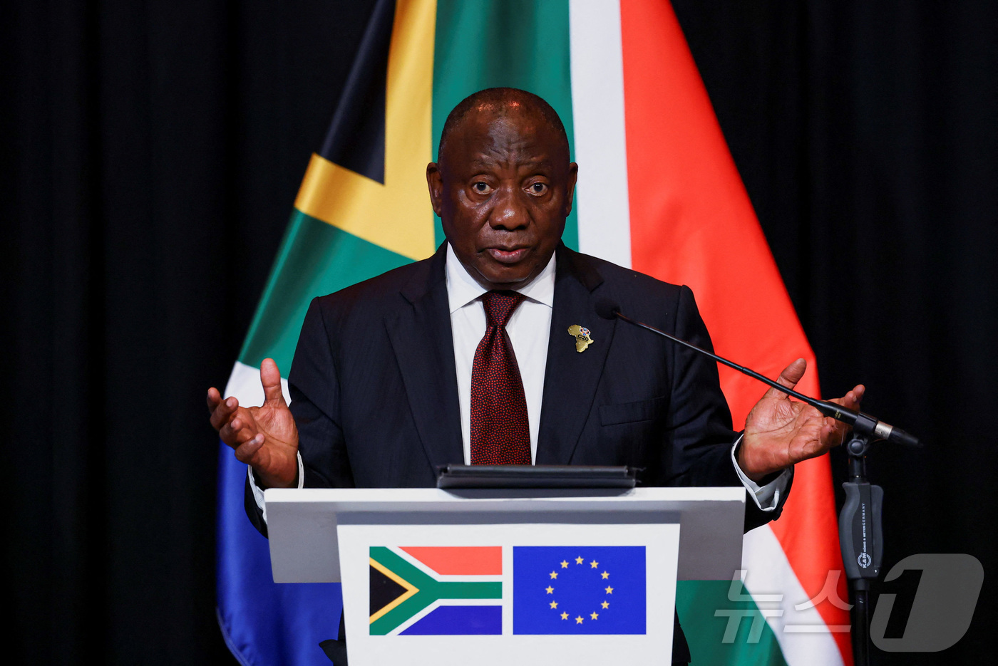 (요하네스버그 로이터=뉴스1) 김경민 기자 = 시릴 라마포사 대통령은 20일(현지시간) 요하네스버그에서 유럽연합(EU)의 우르줄라 폰데어라이엔 집행위원장·안토니우 코스타 정상회의 …