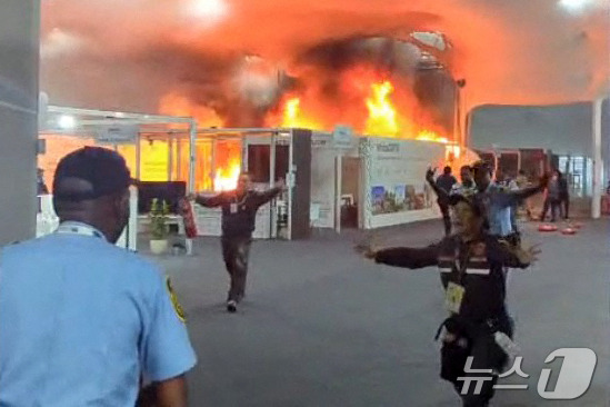 (벨렘 AFP=뉴스1) 김경민 기자 = 제30차 유엔 기후변화협약 당사국 총회(Conference of the Parties·COP30) 회의장에서 20일(현지시간) 화재가 발생해 …