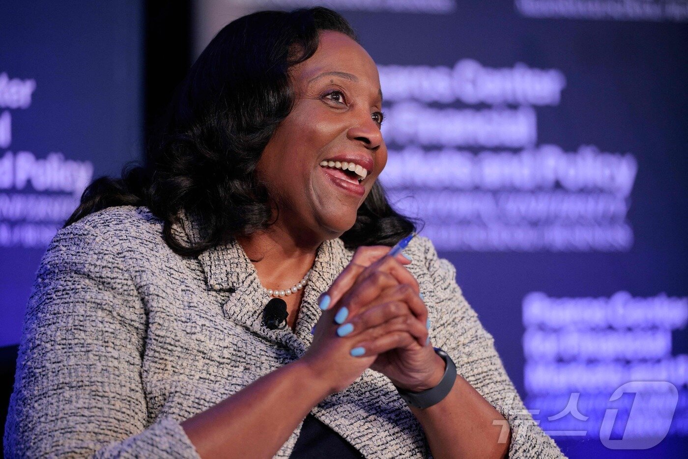 본문 이미지 - 20일&#40;현지시간&#41; 리사 쿡 연방준비제도 이사가 워싱턴 D.C.에 위치한 조지타운 대학교 맥도너 경영대학원에서 열린 행사에 참석하여 연설하고 있다. 2025.11.20 ⓒ AFP=뉴스1