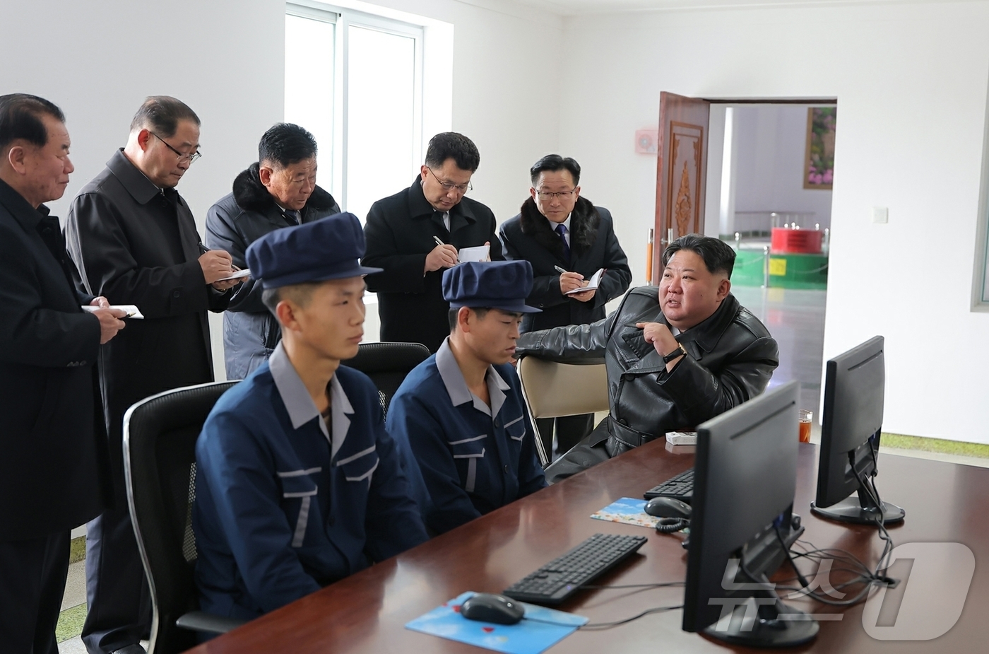 (평양 노동신문=뉴스1) = 북한 노동당 기관지 노동신문은 21일 "회양군민발전소 준공식이 11월 20일에 성대히 진행되였다"며 "조선로동당 총비서이시며 조선민주주의인민공화국 국무 …