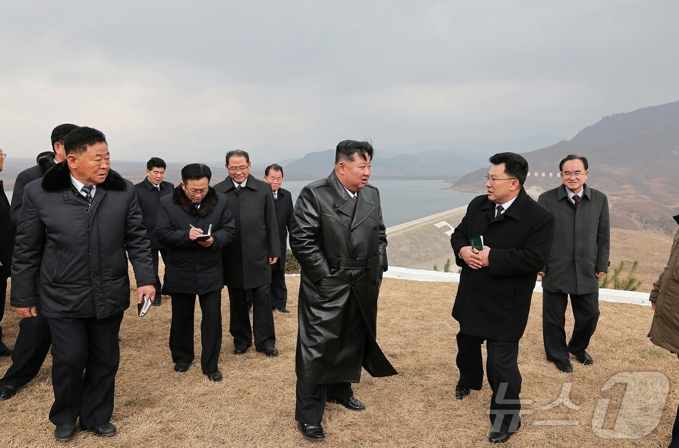 (평양 노동신문=뉴스1) = 북한 노동당 기관지 노동신문은 21일 "회양군민발전소 준공식이 11월 20일에 성대히 진행되였다"며 "조선로동당 총비서이시며 조선민주주의인민공화국 국무 …