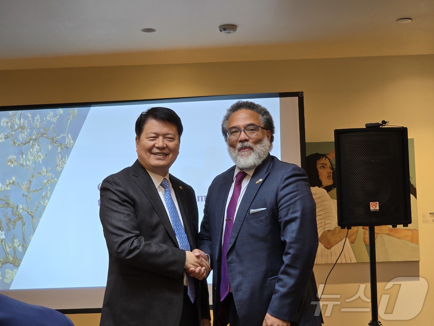 (워싱턴=뉴스1) 류정민 특파원 = 라정찬 네이처셀 회장이 20일(현지시간) 미국 워싱턴DC 더라인DC 호텔에서 해리 코커 주니어 메릴랜드주 상무장관과 \'바이오스타 스템셀(줄기세 …