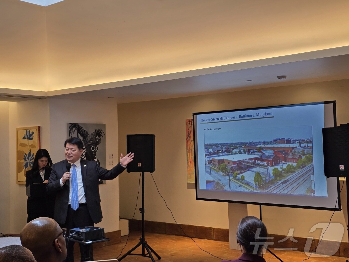 본문 이미지 - 라정찬 네이처셀 회장이 20일(현지시간) 워싱턴DC 더라인디씨 호텔에서 열린 무릎 골관절염 줄기세포 주사제인 '조인트스템'(JointStem)의 볼티모어 생산시설(바이오스타 스템셀 캠퍼스) 건립 계획을 발표하고 있다. 2025.11.20. ⓒ News1 류정민 특파원