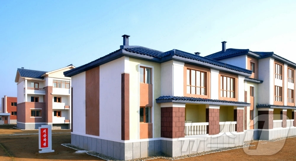 (평양 노동신문=뉴스1) = 북한 노동당 기관지 노동신문은 21일 함경북도 온성군 풍서리에 새 마을이 건설돼 살림집(주택) 입사(입주) 모임이 진행됐다고 보도했다. [국내에서만 사 …