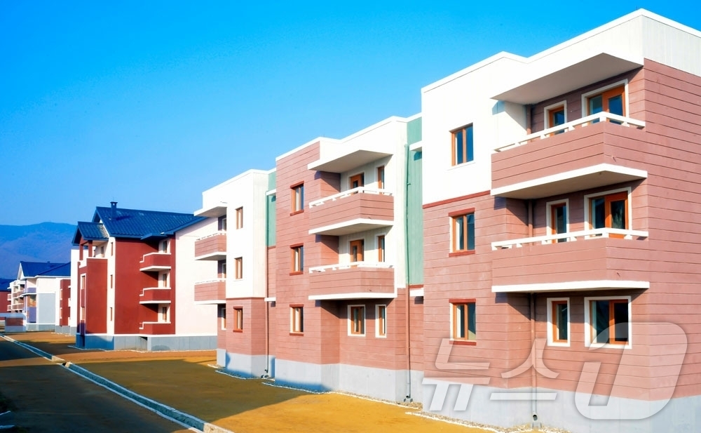 (평양 노동신문=뉴스1) = 북한 노동당 기관지 노동신문은 21일 함경북도 온성군 풍서리에 새 마을이 건설돼 살림집(주택) 입사(입주) 모임이 진행됐다고 보도했다. [국내에서만 사 …