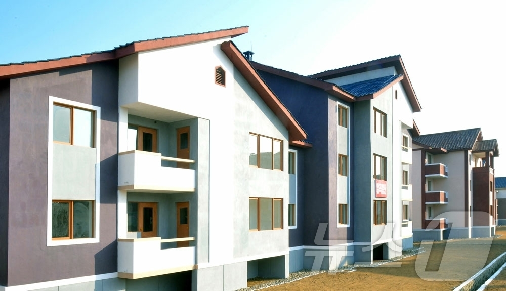 (평양 노동신문=뉴스1) = 북한 노동당 기관지 노동신문은 21일 함경북도 온성군 풍서리에 새 마을이 건설돼 살림집(주택) 입사(입주) 모임이 진행됐다고 보도했다. [국내에서만 사 …