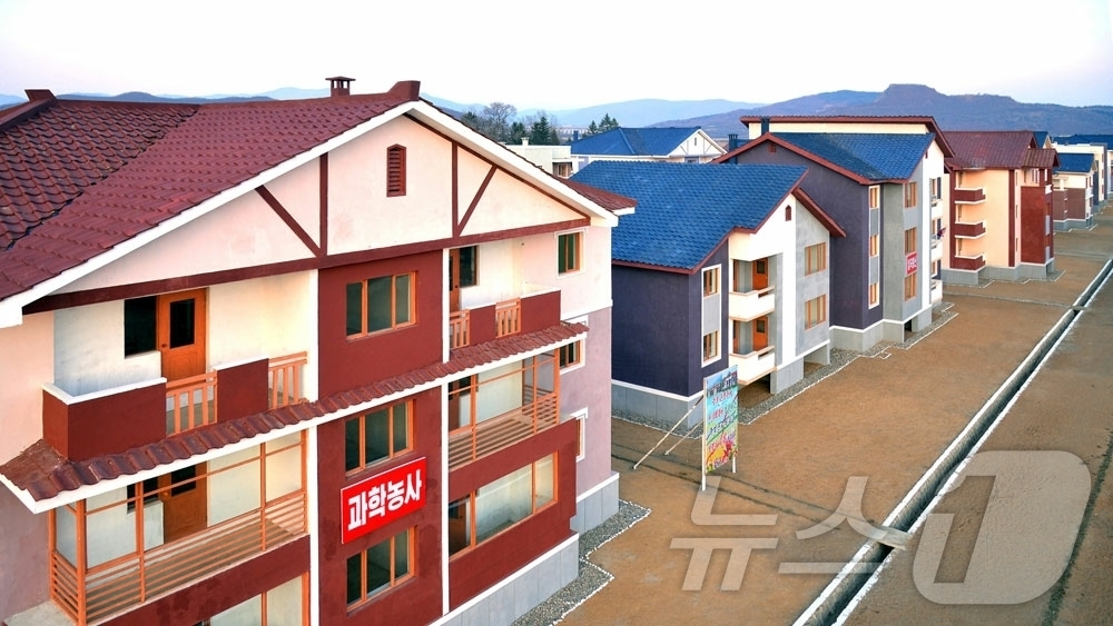 (평양 노동신문=뉴스1) = 북한 노동당 기관지 노동신문은 21일 함경북도 온성군 풍서리에 새 마을이 건설돼 살림집(주택) 입사(입주) 모임이 진행됐다고 보도했다. [국내에서만 사 …