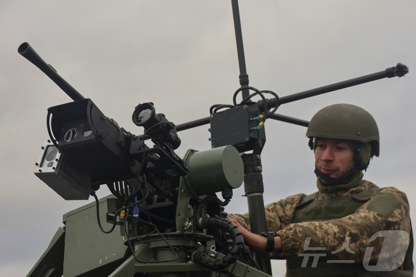 본문 이미지 - 우크라이나 동부 하르키우주 쿠퍈스크에서 우크라이나군이 13일&#40;현지시간&#41; 칼라슈니코프 탱크 기관총을 준비하고 있다. 2025.11.13 ⓒ 로이터=뉴스1 ⓒ News1 강민경 기자