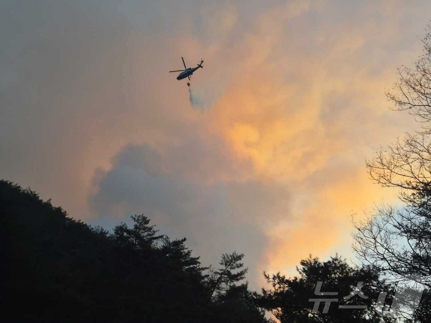 본문 이미지 - 강원 인제 기린면 현리에서 산불이 발생한 지 이틀째인 21일 오전 산불진화헬기가 불을 끄고 있다. &#40;강원도소방본부 제공. 재판매 및 DB금지&#41; 2025.11.21/뉴스1 ⓒ News1 한귀섭 기자