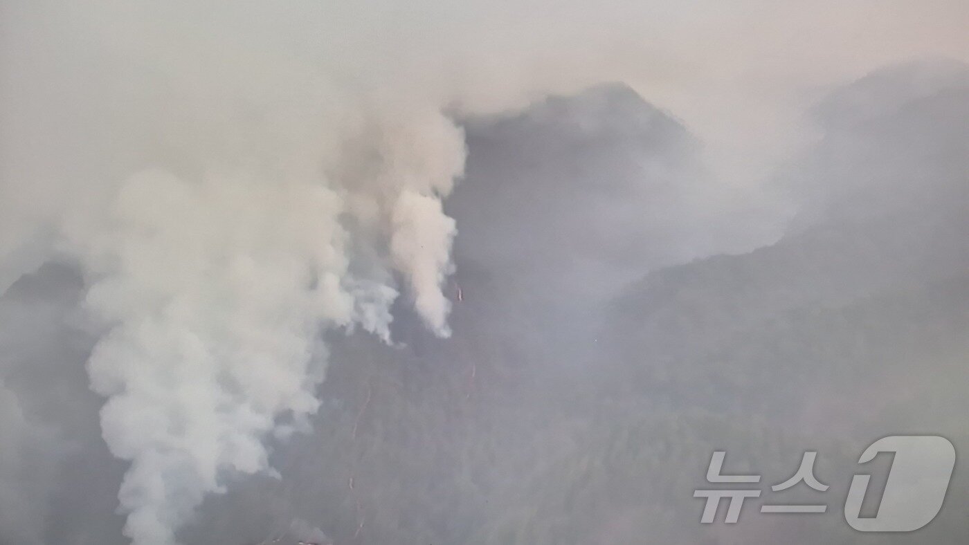 본문 이미지 - 강원 인제 기린면 현리에서 산불이 발생한 지 이틀째인 21일 오전 산불진화헬기가 불을 끄고 있다. &#40;강원도소방본부 제공. 재판매 및 DB금지&#41; 2025.11.21/뉴스1 ⓒ News1 한귀섭 기자