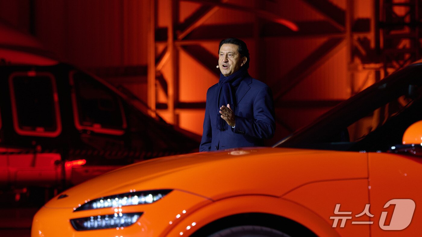 본문 이미지 -  현대차 호세 무뇨스 CEO가 제네시스 GV60 마그마 월드 프리미어에서 발표하는 모습.(제네시스 제공)