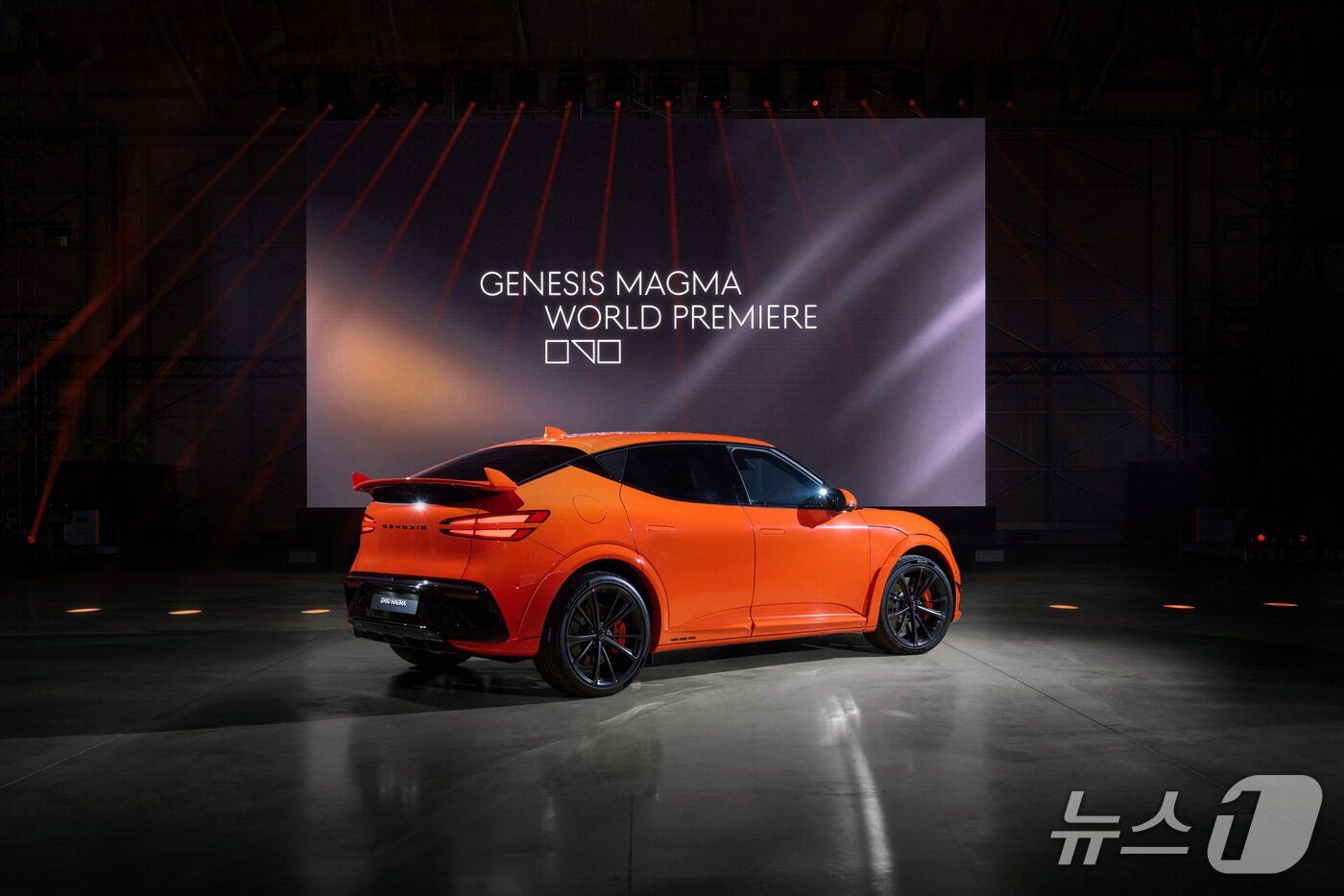 본문 이미지 - 제네시스는 20일(현지시간) 프랑스 남부 르 카스텔레(Le Castellet) 지역에 위치한 폴 리카르 서킷에서 '마그마 월드 프리미어' 행사를 개최하고 브랜드 최초의 고성능 모델 'GV60 마그마'(GV60 Magma)를 처음으로 공개했다.(제네시스 제공)  