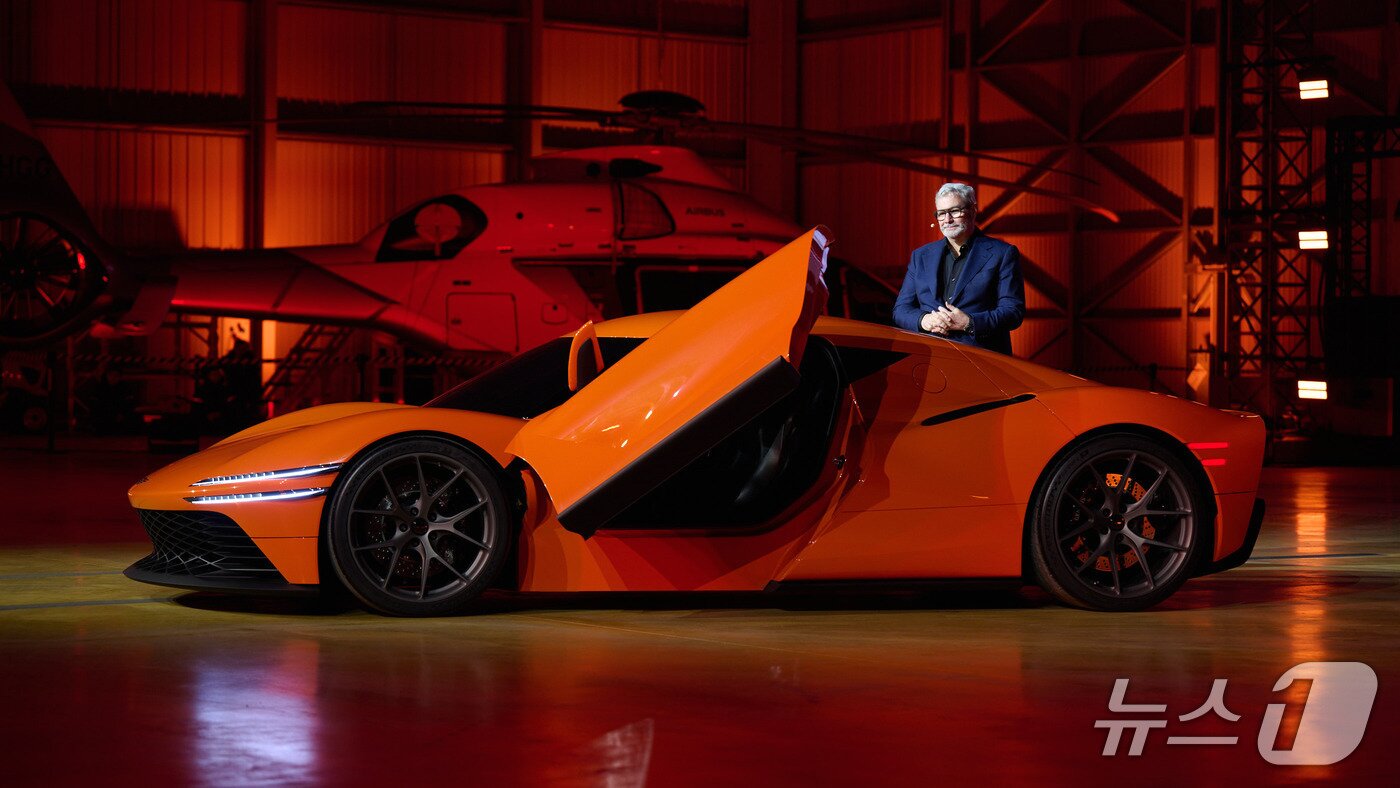 본문 이미지 -  현대차그룹 루크 동커볼케 CDO(글로벌디자인본부장) 겸 CCO(최고 크리에이티브 책임자) 사장이 제네시스 GV60 마그마 월드 프리미어에서 마그마 GT 콘셉트를 발표하는 모습.(제네시스 제공)