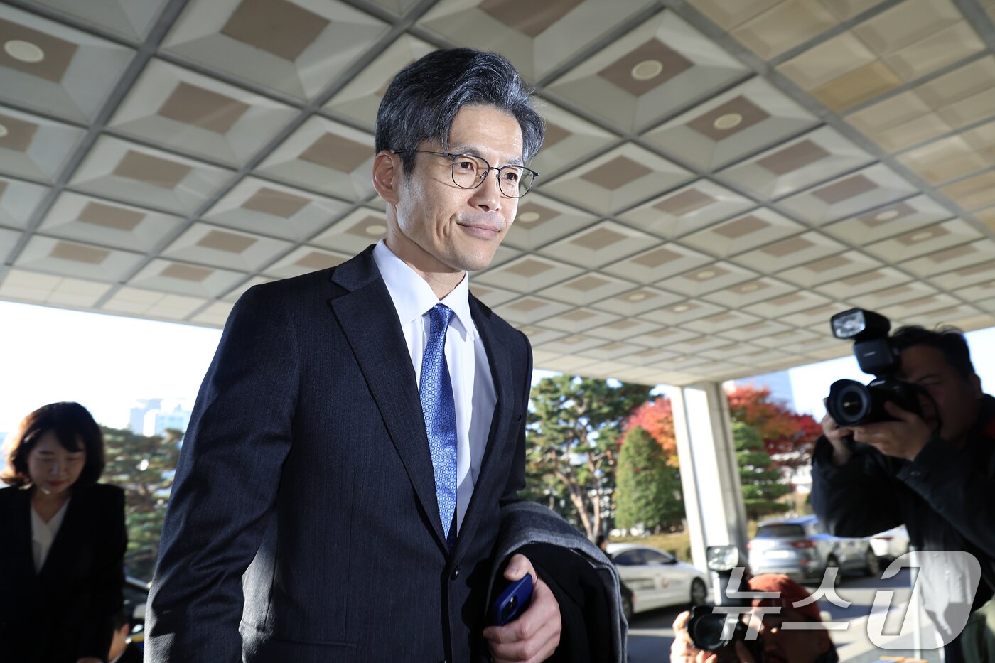 본문 이미지 - 박철우 신임 서울중앙지검장이 21일 오전 서울 서초구 서울중앙지방검찰청으로 출근하고 있다. 2025.11.21/뉴스1 ⓒ News1 박정호 기자
