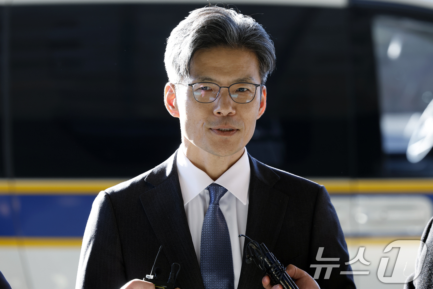 (서울=뉴스1) 박정호 기자 = 박철우 신임 서울중앙지검장이 21일 오전 서울 서초구 서울중앙지방검찰청으로 출근하며 취재진의 질문에 답하고 있다. 2025.11.21/뉴스1