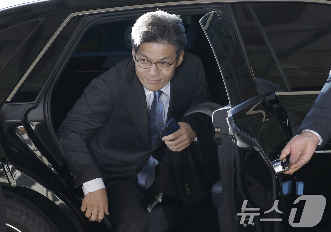 본문 이미지 - 박철우 신임 서울중앙지검장이 21일 오전 서울 서초구 서울중앙지방검찰청으로 출근하고 있다. 2025.11.21/뉴스1 ⓒ News1 박정호 기자