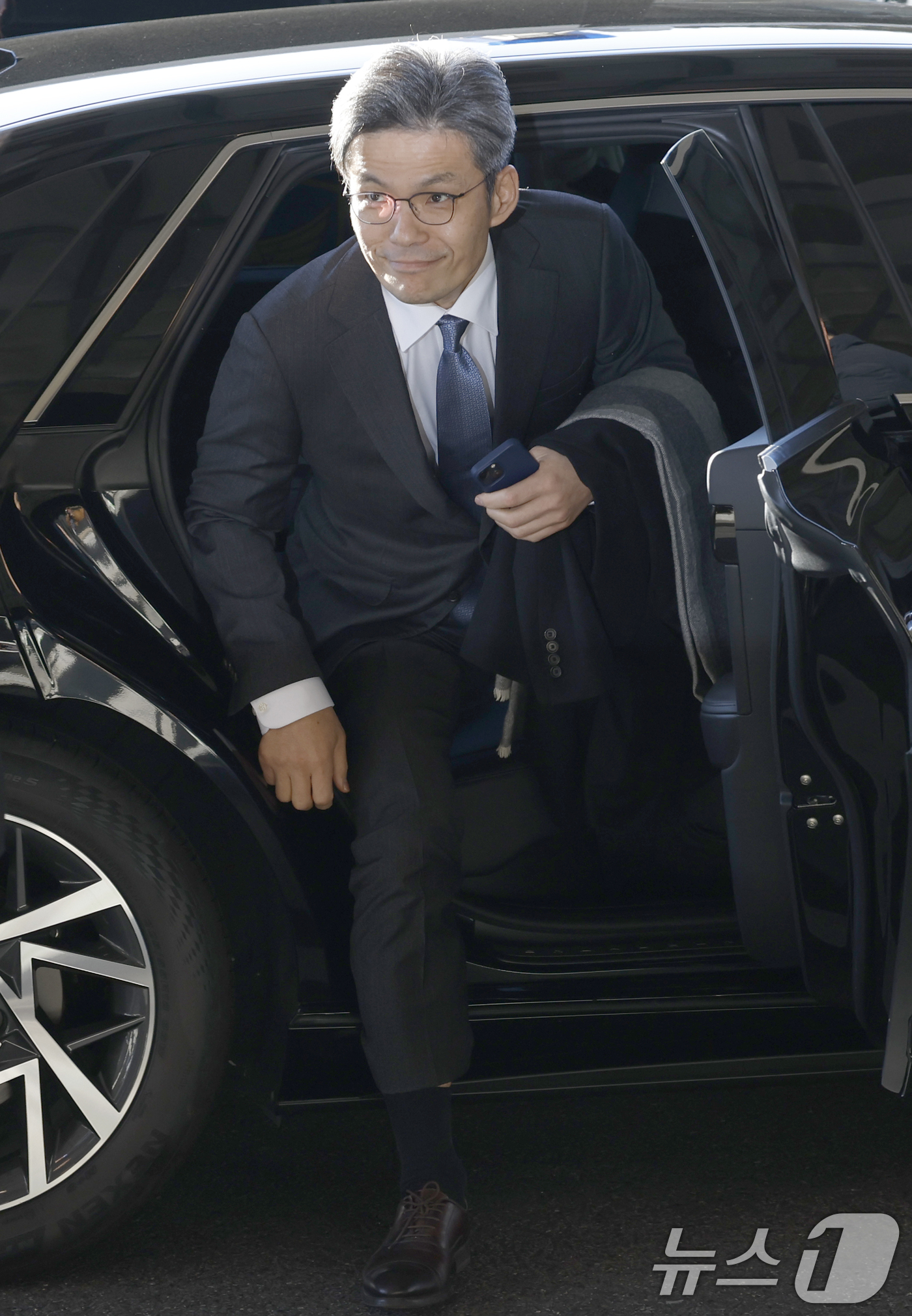 (서울=뉴스1) 박정호 기자 = 박철우 신임 서울중앙지검장이 21일 오전 서울 서초구 서울중앙지방검찰청으로 출근하고 있다.  2025.11.21/뉴스1