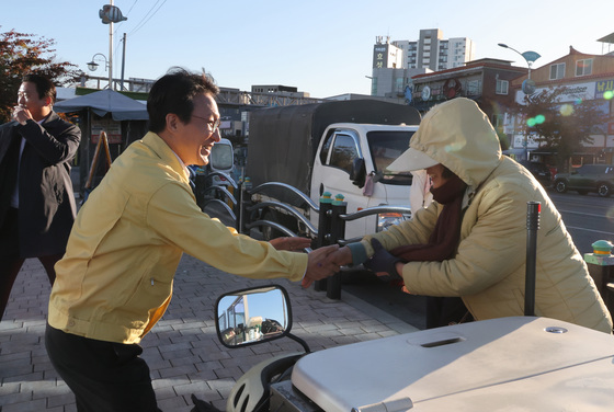 金총리, 연말 민생행보 시동…아동·노인시설·쪽방촌 찾고 새벽 청소도